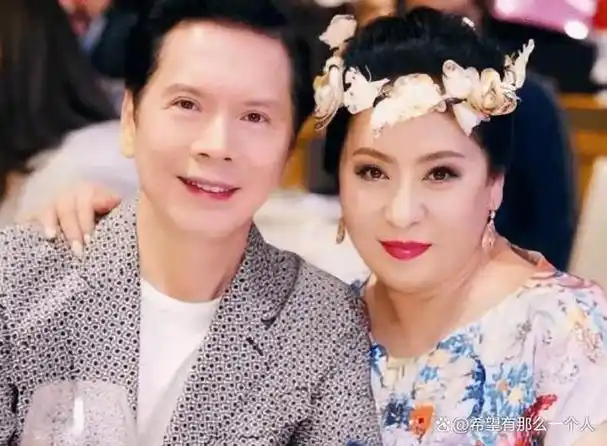 向华强在接受采访时透露了对妻子的深情,这让许多感到惊讶和感动