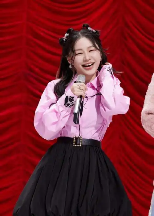 她写道"一家四口一起迎接第五位家庭成员",还配上了龙宝宝的表情包.