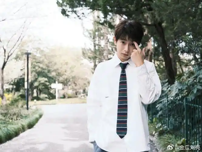 彭昱畅樱花树下的男大#好绝的春日写真,彭昱畅我真的会爱!