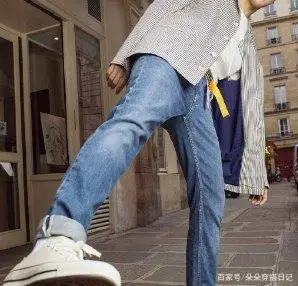 张艺兴《扫黑风暴》演技进步不少,私下里穿搭也越来越有品味