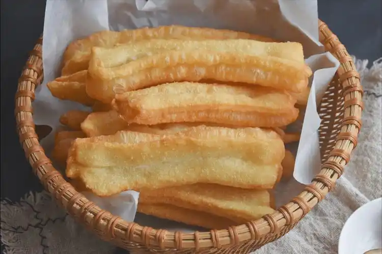 央视新闻客户端想吃油条不用买教你自己做不用泡打粉不用碱蓬松酥脆又