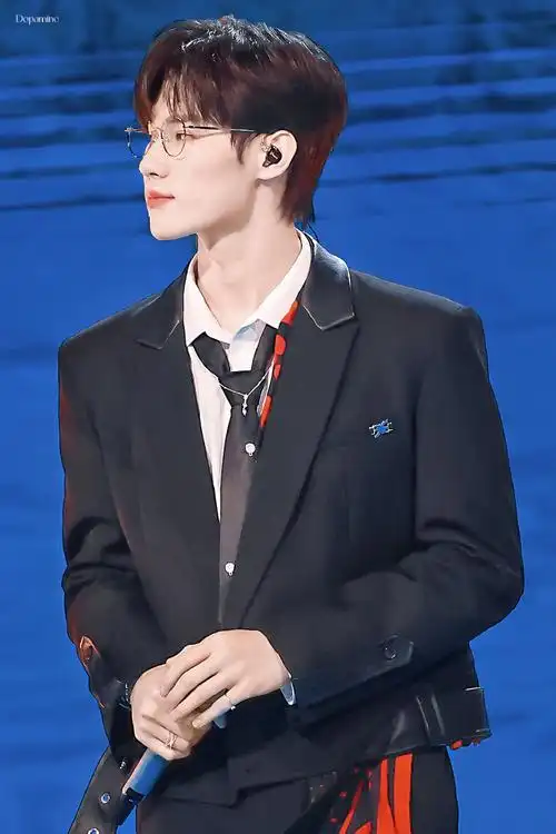 张真源黑色西装金丝眼镜造型