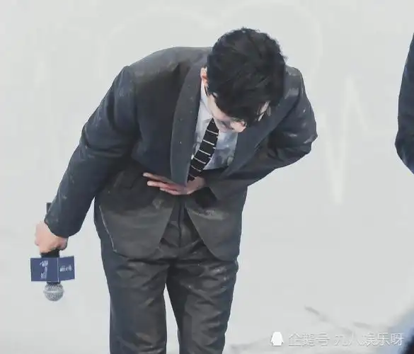 肖战行胜于言,细节见人品,双手递物鞠躬感谢,社交礼仪可以.