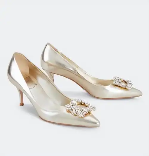 迎向幸福归宿的时刻,而一双完美的婚鞋,更是令婚纱造型更加唯美的最佳