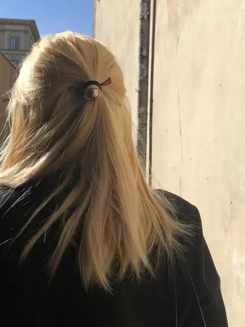 和tony沟通一下说这个发色室内光线暗的时候是偏棕色,室外阳光下偏粉