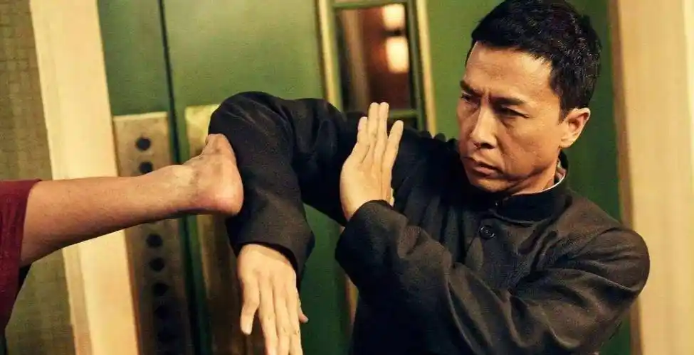 点的朋友知道,甄子丹是靠电影《叶问》才火起来的,早期虽然他肌肉漂亮