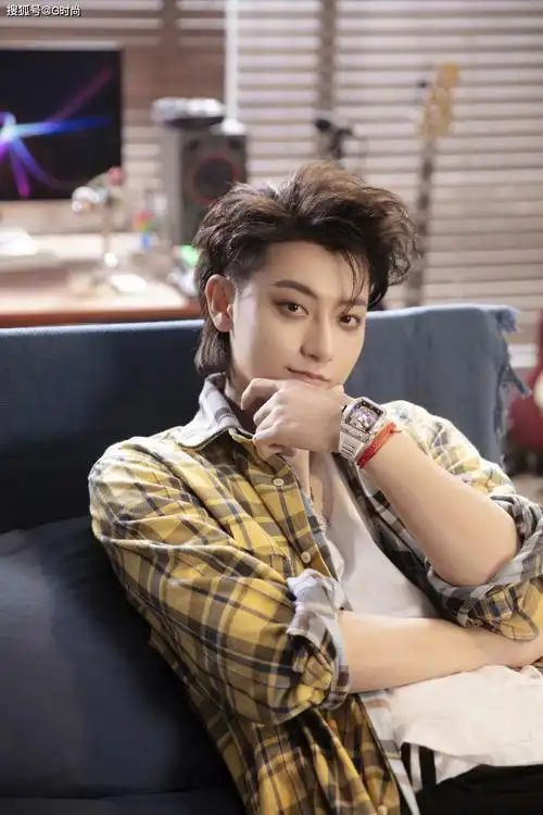 黄子韬《朋友圈》上线,身穿黄色格纹衬衫吸睛亮眼