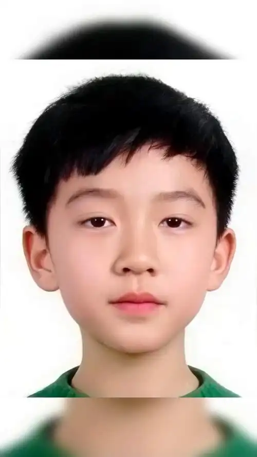 贺峻霖_这照片又萌又好笑的哈哈哈哈哈哈_你小子小时候挺拽啊