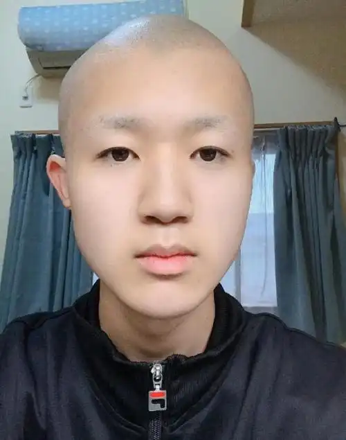 男生剃光头后发朋友圈 剪了光头怎么发说说?-图片大观-奇异网