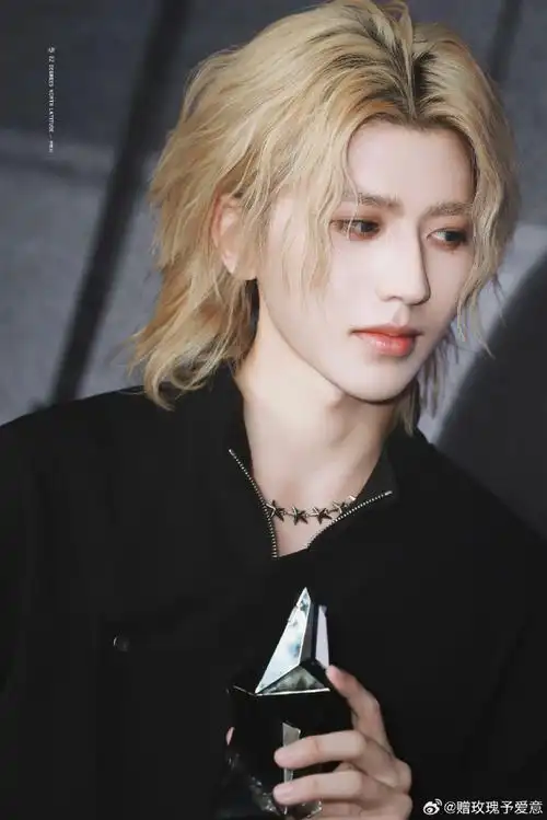 蔡徐坤##蔡徐坤mugler活动状态