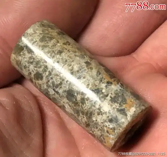 浙江良渚文化硬玉管