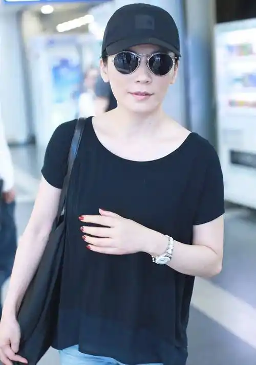 48岁俞飞鸿素颜走机场,t恤搭配牛仔裤休闲随意,气质依旧很惊艳_造型