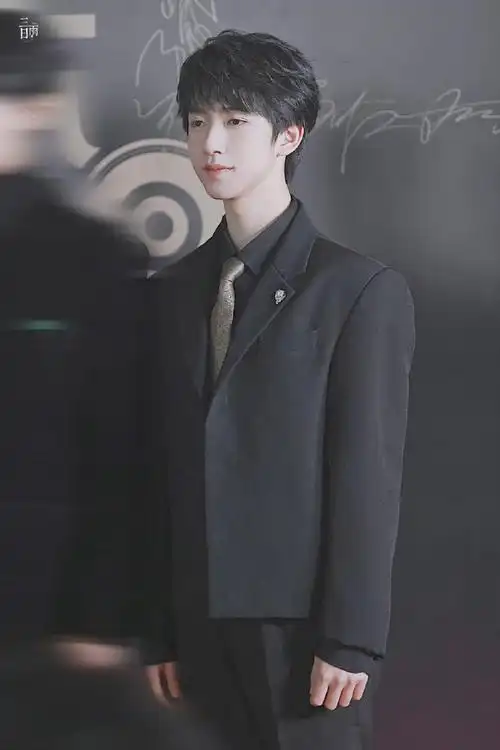 时代少年团全员黑色西装造型走红毯马嘉祺 丁程鑫 宋亚轩 刘耀文