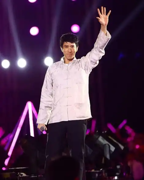 "王力宏复出演唱会后带父母三亚游,亲情与美景共存"_海南岛_带着_一