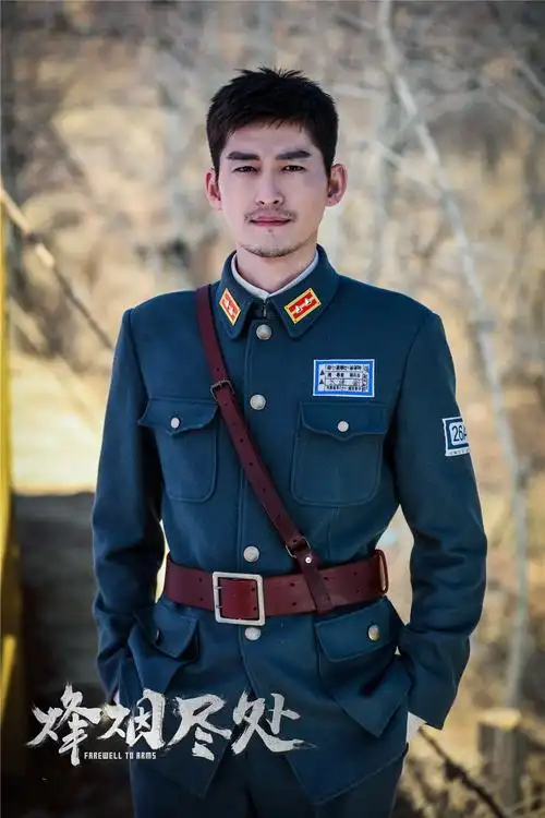 张翰出演烽烟尽处当天,张翰身着一袭军装制服现身机场.