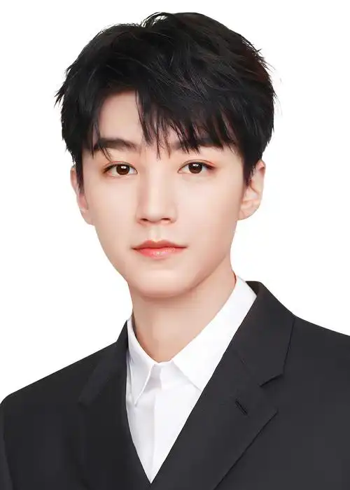 王俊凯证件照更新