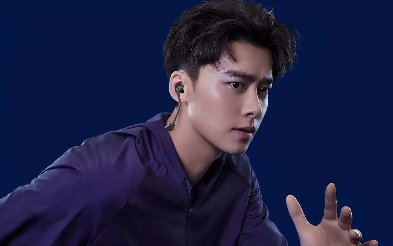 李易峰时尚运动风高清桌面壁纸