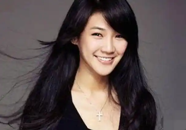 的香港娱记朱皮再次爆出消息,声称男演员钟汉良已与妻子谢易桦离婚,而