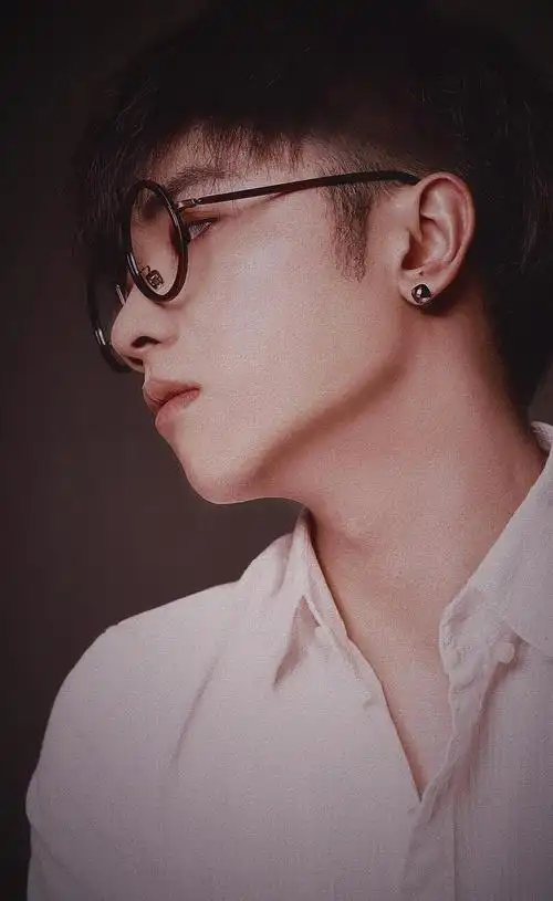 哥哥这个侧脸真的绝了,我死了姐妹们不用扶我,让我躺着吧. 华晨宇花花