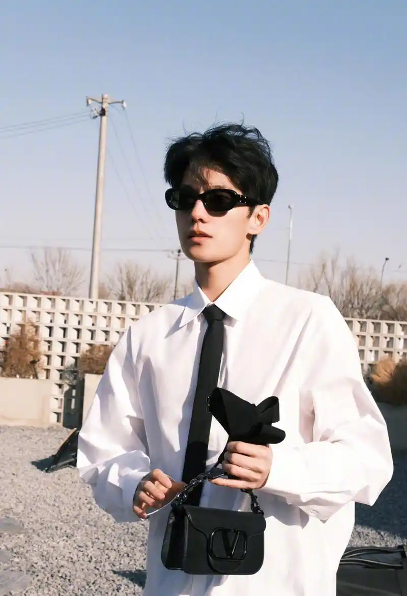 咪咕星鲜事##杨洋清瘦了不少#  到底有没有人告诉杨洋 就是穿白衬览