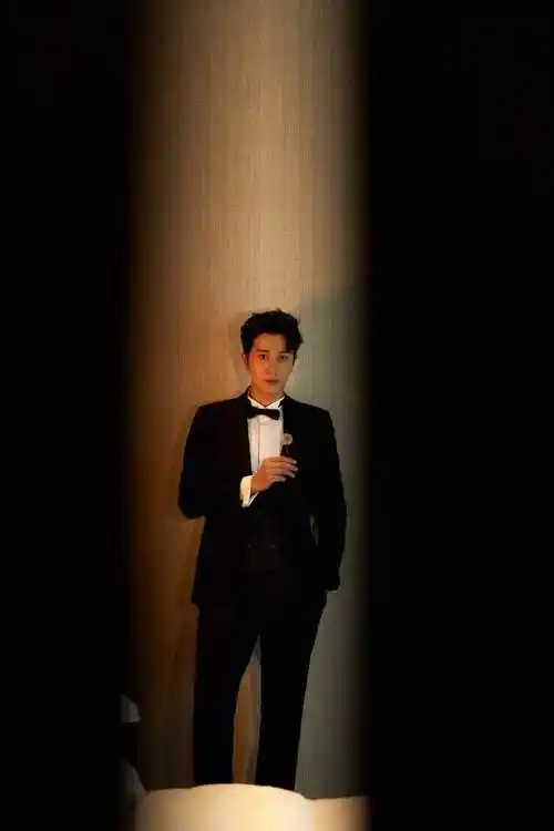 彭冠英大胆挑战蕾丝,其他三位帅而不俗