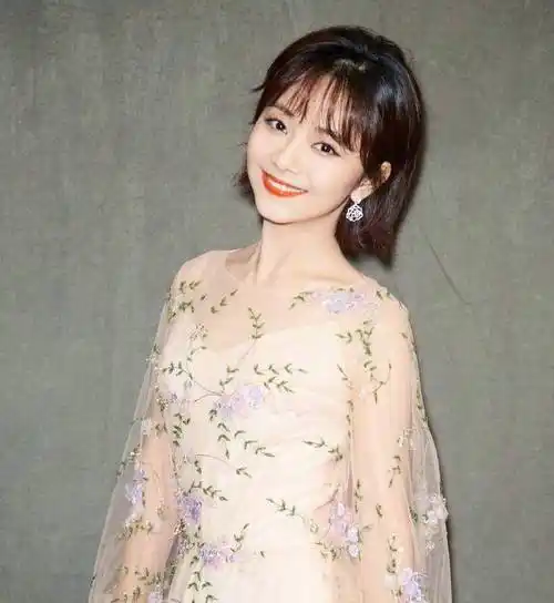 30岁淳贵人谭松韵时尚穿搭彰显时尚感闪亮珠宝气质up