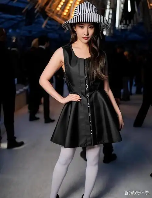 当37岁杨幂和36岁刘亦菲站在一起对比我才发现美人在骨不在皮