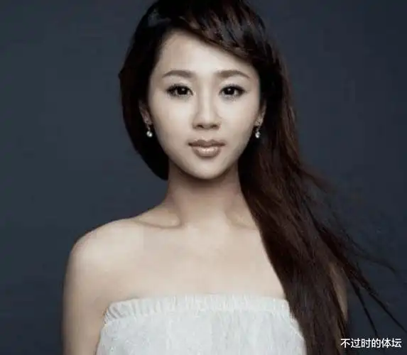 杨紫被路人偷拍照流出,原来这才是她真实颜值,整没整容一眼看出