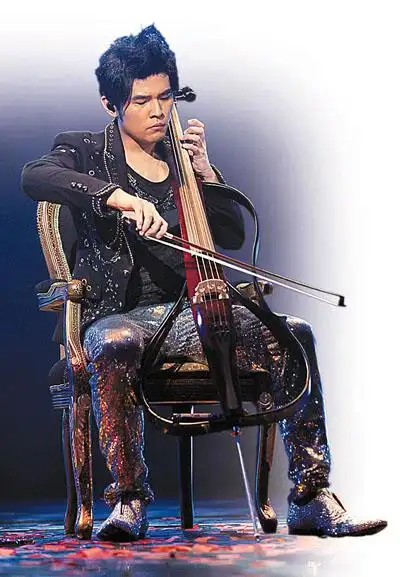 在港购变种大提琴 周杰伦当晚即演奏