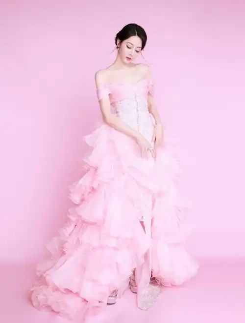 迪丽热巴捧泡泡#迪丽热巴今天是水蜜桃味的公主巴!