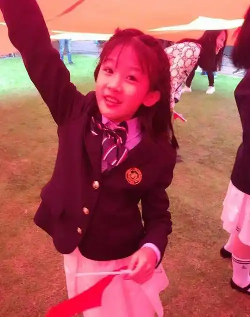 萌,现在11岁的贝儿美到认不出,近日陆毅晒出了一组女儿的美照,照片中