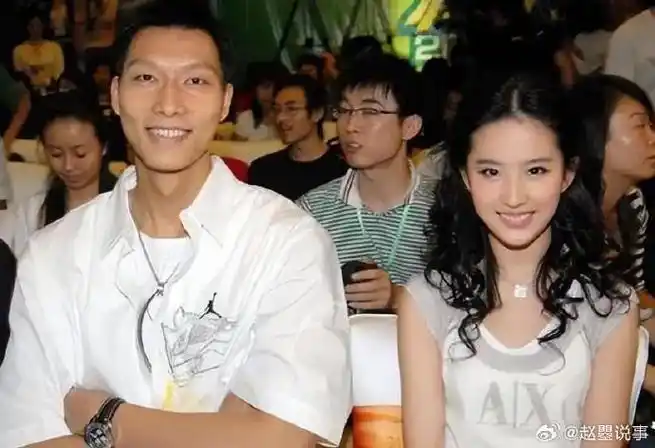 说起刘亦菲的感情经历,她曾与韩国男星宋承宪有过一段