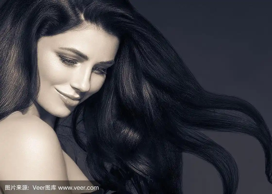 美丽的黑发发型时尚肖像与美丽的长黑发在黑色的背景黑色和白色.