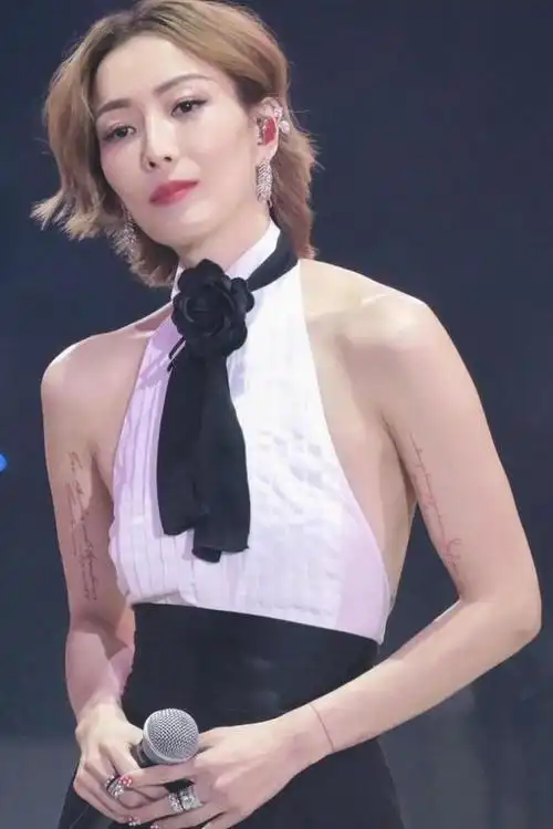 郑秀文演唱会秀身材穿露背装手臂肌肉线条明显3