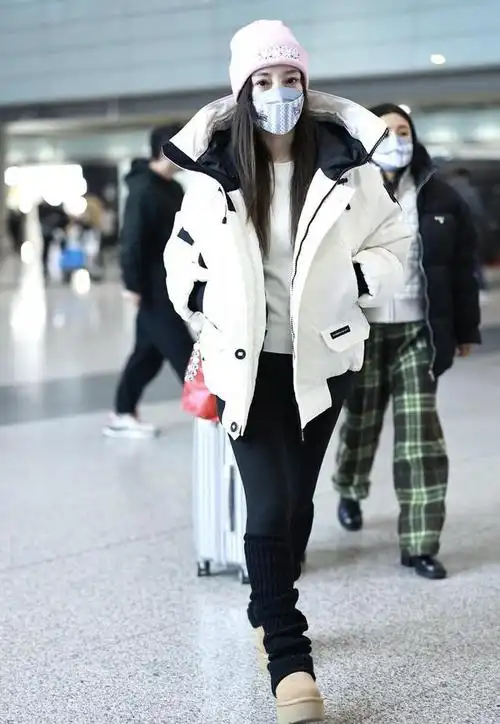 李小璐现身北京机场身穿白色羽绒服搭配粉色帽子利落甜酷