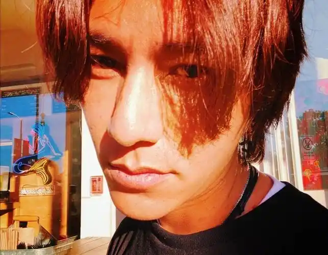 不老男神43岁陈坤买酒被查年龄微博晒自拍五官精致少年感十足