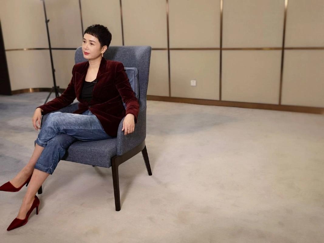 "蒋雯丽"真放飞自我了,身穿黑色蕾丝晚礼服亮相,越高调越惊艳