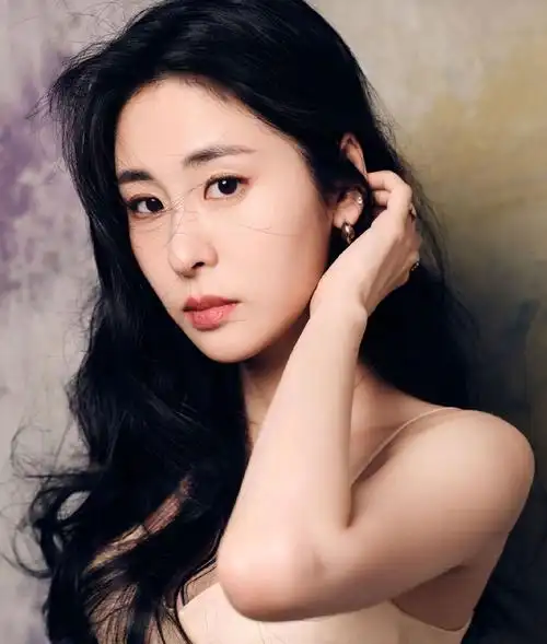 张碧晨浅金色吊带连衣裙写真,恬静温婉,优雅迷人!_高清图集_新浪网