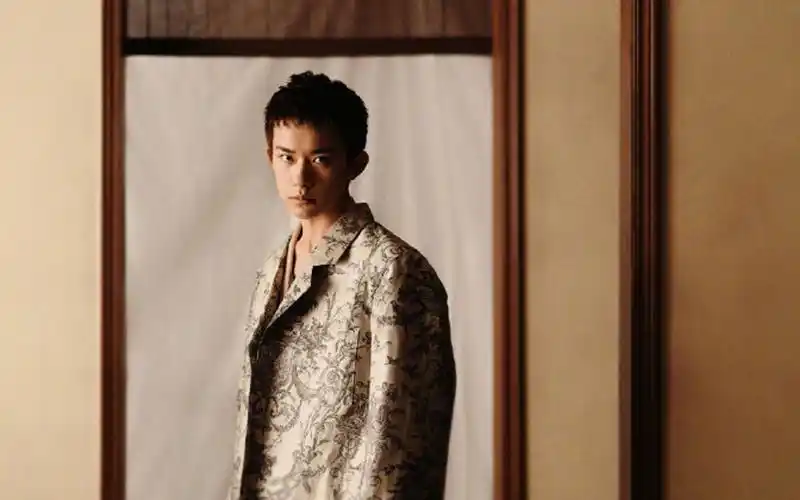 易烊千玺古风帅气写真高清桌面壁纸