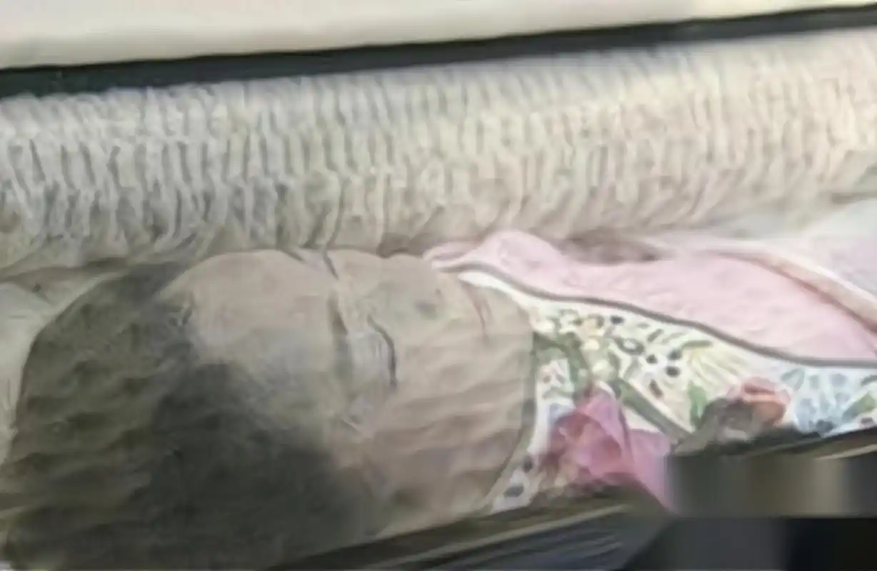 1995年,邓丽君因为长期感冒引发支气管炎病情加重,在泰国清迈医院不