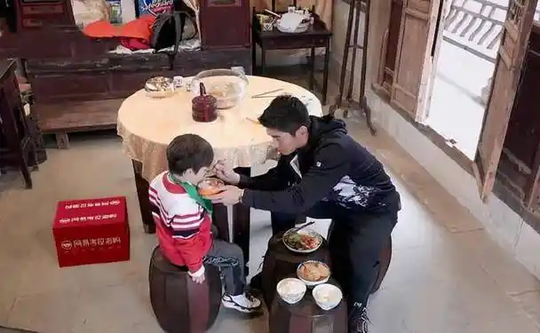 是小春和jasper吃饭更温馨,还是其他四组家庭呢_邓伦_照片_父亲