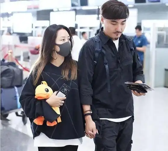 分手14年,释小龙身价过亿,何洁嫁"窝囊"老公,瘦70斤赚钱养家