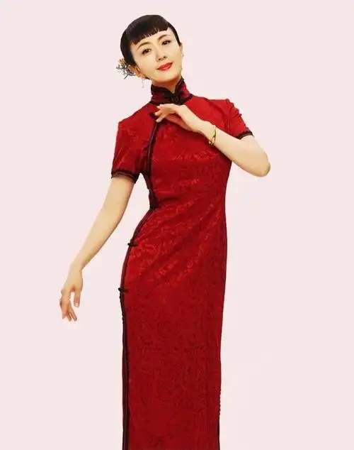 杨童舒真显年轻,烫海浪卷一脸温柔,就是配"素色旗袍"略显老气