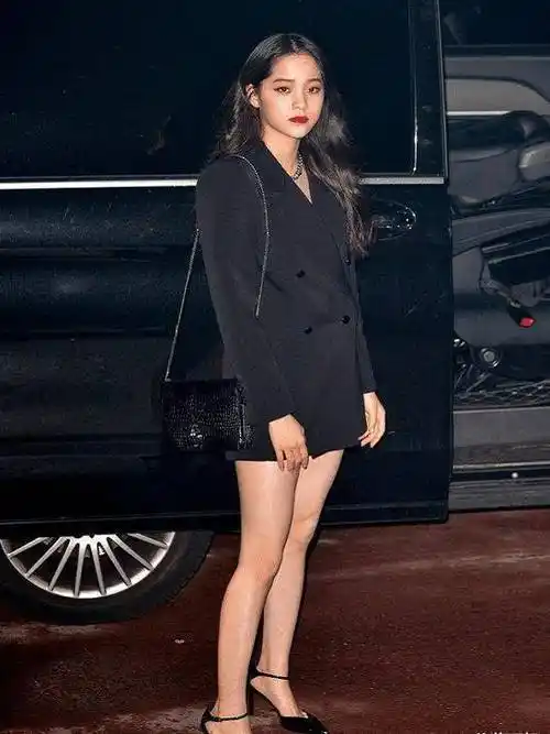 原创杨幂欧阳娜娜相差14岁同样都是化浓妆穿西装不是年轻就能赢