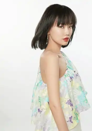 黄龄犀利回应"歌红人不红","姐姐"剪衣服手起刀落