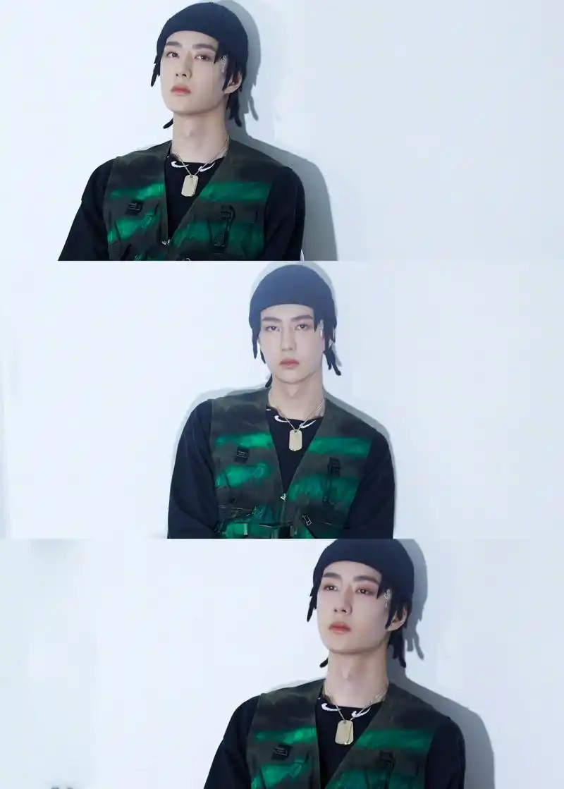 王一博街舞3新造型,酷盖亲自的喷绘墨绿色马甲搭配脏辫毛线帽