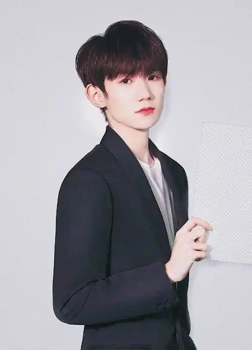 主持人问王源最怕什么,王源写的是怕高,而他的助理写的有点搞笑_史强