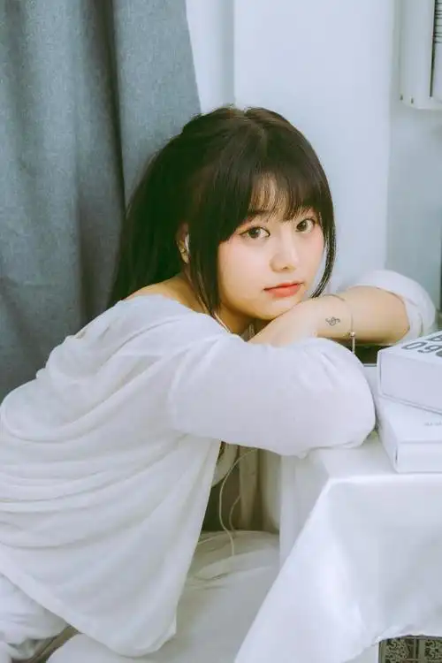 可爱的包子脸美女居家随拍,喜欢来看看