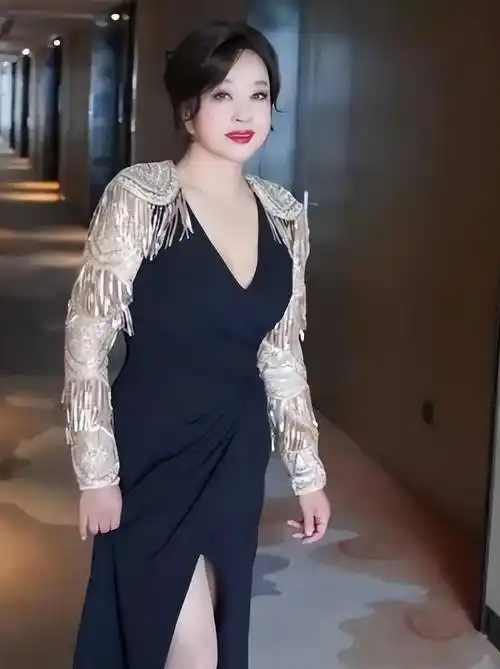 一些人怀疑这张照片是否被篡改,另一些人则认为这是刘晓庆的营销策略.