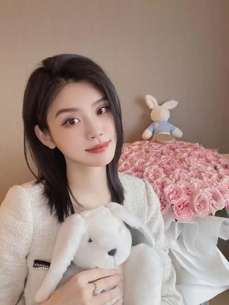 奚梦瑶晒美照秀身材 家世惊人 超模奚梦瑶在微博分享夏日美照,身穿